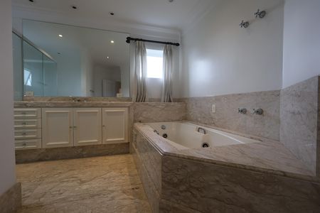 Apartamento à venda com 270m², 4 quartos e 5 vagas Apartamento à venda com 270m², 4 quartos e 5 vagasBanheiro da Suíte 4