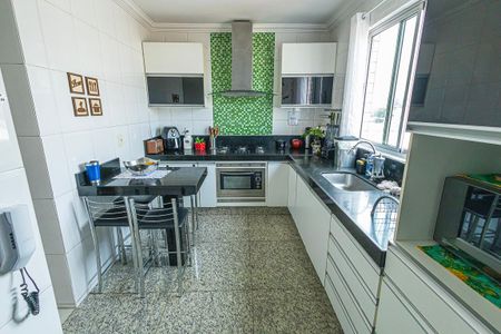 Apartamento à venda com 168m², 4 quartos e 2 vagas Apartamento à venda com 168m², 4 quartos e 2 vagascozinha