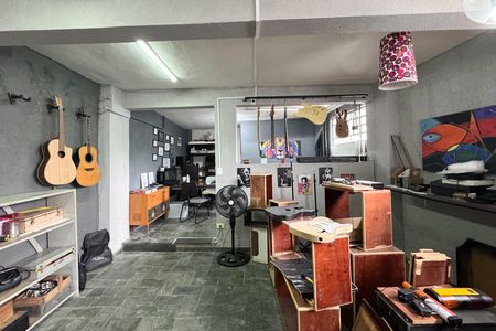 Casa à venda com 256m², 4 quartos e 3 vagas Casa à venda com 256m², 4 quartos e 3 vagasEscritório