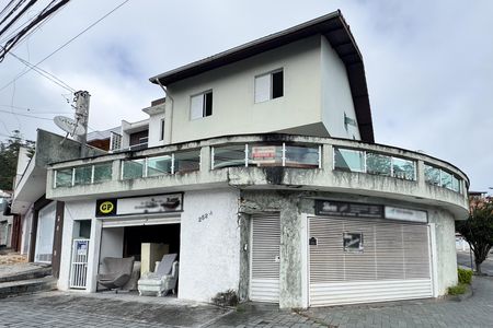 Casa à venda com 256m², 4 quartos e 3 vagas Casa à venda com 256m², 4 quartos e 3 vagasFachada
