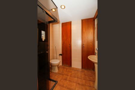 Apartamento para alugar com 297m², 4 quartos e 4 vagas Apartamento para alugar com 297m², 4 quartos e 4 vagasBanheiro da Suíte 2