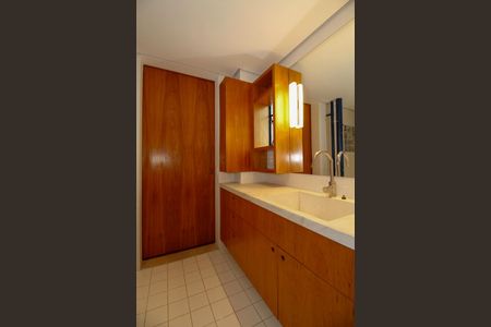 Apartamento para alugar com 297m², 4 quartos e 4 vagas Apartamento para alugar com 297m², 4 quartos e 4 vagasBanheiro da Suíte 1