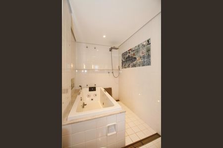 Apartamento para alugar com 297m², 4 quartos e 4 vagas Apartamento para alugar com 297m², 4 quartos e 4 vagasBanheiro da Suíte 1