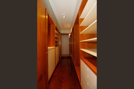 Apartamento para alugar com 297m², 4 quartos e 4 vagas Apartamento para alugar com 297m², 4 quartos e 4 vagasCloset da Suíte 1