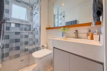 Apartamento à venda com 70m², 2 quartos e 2 vagas Apartamento à venda com 70m², 2 quartos e 2 vagasBanheiro da Suíte
