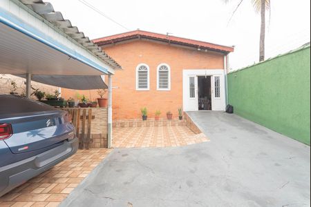 Casa à venda com 164m², 3 quartos e 8 vagas Casa à venda com 164m², 3 quartos e 8 vagasFachada