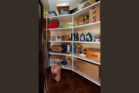 Casa à venda com 311m², 4 quartos e 8 vagasDespensa