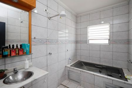 Casa à venda com 311m², 4 quartos e 8 vagasBanheiro da Suíte 