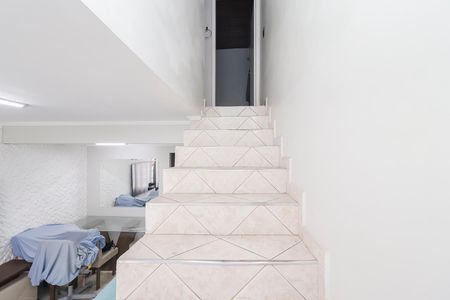 Casa de condomínio para alugar com 75m², 2 quartos e 1 vagaEscada