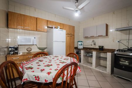 Casa à venda com 80m², 2 quartos e 5 vagas Casa à venda com 80m², 2 quartos e 5 vagasCozinha