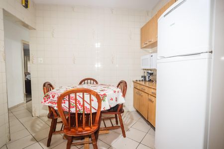 Casa à venda com 80m², 2 quartos e 5 vagas Casa à venda com 80m², 2 quartos e 5 vagasCozinha