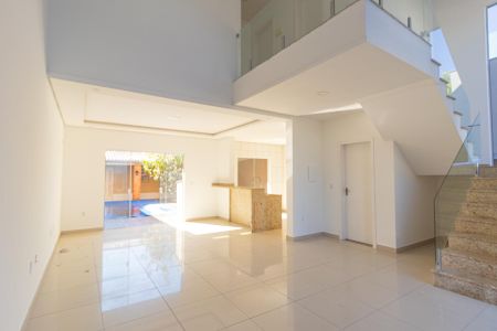 Casa para alugar com 260m², 2 quartos e 3 vagas Casa para alugar com 260m², 2 quartos e 3 vagasSala