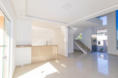 Casa para alugar com 260m², 2 quartos e 3 vagas Casa para alugar com 260m², 2 quartos e 3 vagasSala/Cozinha