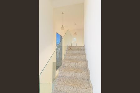 Casa para alugar com 260m², 2 quartos e 3 vagas Casa para alugar com 260m², 2 quartos e 3 vagasEscada
