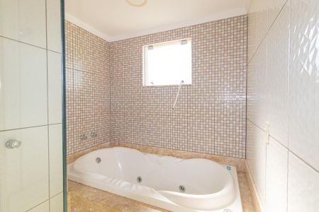 Casa para alugar com 260m², 2 quartos e 3 vagas Casa para alugar com 260m², 2 quartos e 3 vagasBanheiro da Suíte