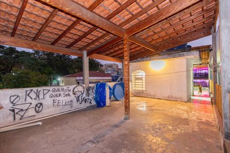Casa à venda com 250m², 2 quartos e 2 vagasQuintal dos Fundos