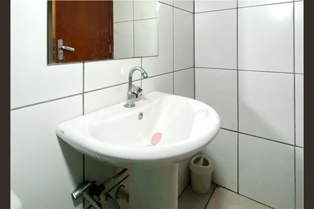 Banheiro de casa para alugar com 1 quarto, 30m² em Sagrada Família, Belo Horizonte