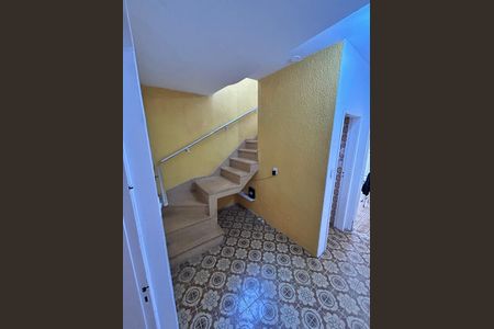 Casa à venda com 125m², 4 quartos e 2 vagas Casa à venda com 125m², 4 quartos e 2 vagasEscada