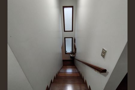Casa à venda com 267m², 3 quartos e 5 vagas Casa à venda com 267m², 3 quartos e 5 vagasEscada