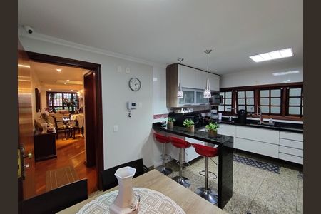 Casa à venda com 267m², 3 quartos e 5 vagas Casa à venda com 267m², 3 quartos e 5 vagasCozinha - Armários