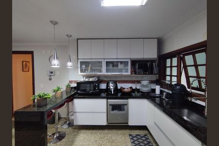 Casa à venda com 267m², 3 quartos e 5 vagas Casa à venda com 267m², 3 quartos e 5 vagasCozinha - Armários