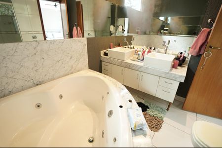 Casa à venda com 200m², 4 quartos e 4 vagas