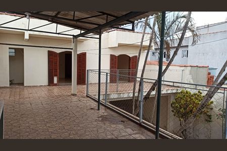 Casa à venda com 400m², 4 quartos e 4 vagas Casa à venda com 400m², 4 quartos e 4 vagasVaranda