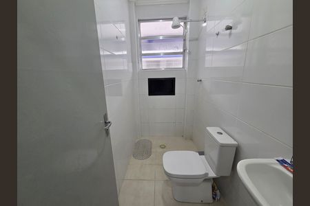 Banheiro de apartamento para alugar com 2 quartos, 50m² em Guilhermina, Praia Grande