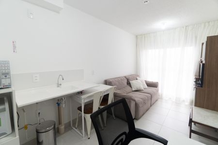 Sala/Cozinha de apartamento à venda com 1 quarto, 30m² em Jardim Itacolomi, São Paulo