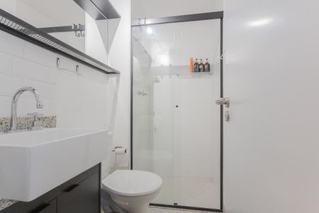 Banheiro de kitnet/studio para alugar com 1 quarto, 25m² em Pinheiros, São Paulo