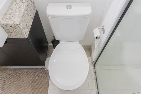 Banheiro de kitnet/studio para alugar com 1 quarto, 25m² em Pinheiros, São Paulo