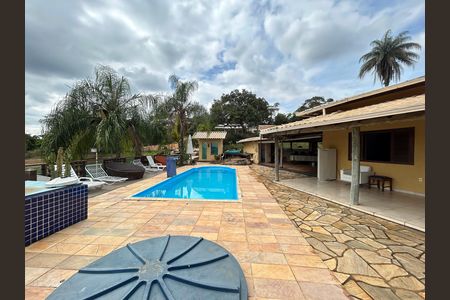Casa de condomínio à venda com 492m², 4 quartos e 3 vagas