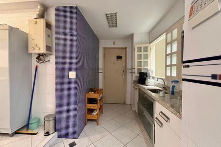 Apartamento à venda com 127m², 3 quartos e 2 vagas Apartamento à venda com 127m², 3 quartos e 2 vagasCozinha auxiliar