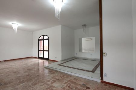 Casa para alugar com 236m², 3 quartos e 3 vagas Casa para alugar com 236m², 3 quartos e 3 vagasSala