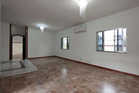 Casa para alugar com 236m², 3 quartos e 3 vagas Casa para alugar com 236m², 3 quartos e 3 vagasSala