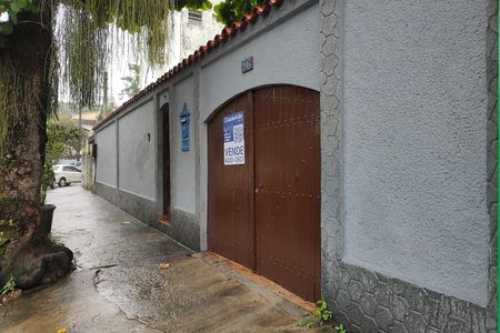 Casa para alugar com 236m², 3 quartos e 3 vagas Casa para alugar com 236m², 3 quartos e 3 vagasFachada