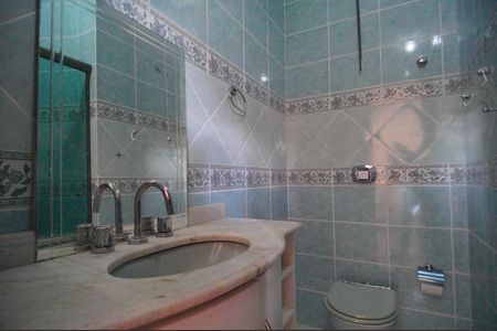 Casa de condomínio para alugar com 165m², 3 quartos e 4 vagasBanheiro
