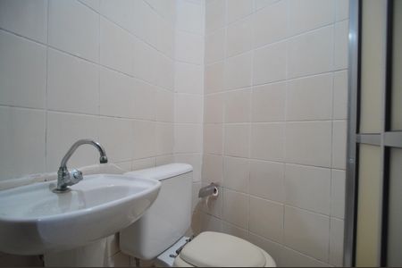 Casa de condomínio para alugar com 165m², 3 quartos e 4 vagasBanheiro de serviço