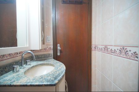 Casa de condomínio para alugar com 165m², 3 quartos e 4 vagasBanheiro da Suíte