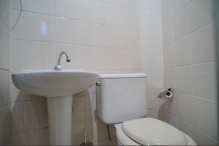 Casa de condomínio para alugar com 165m², 3 quartos e 4 vagasBanheiro de serviço