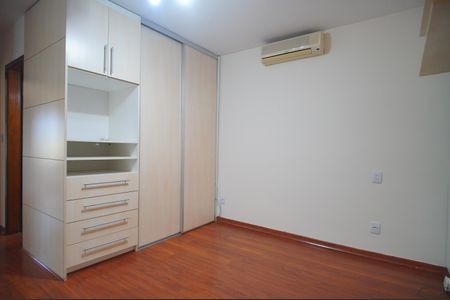 Casa de condomínio para alugar com 165m², 3 quartos e 4 vagasSuíte