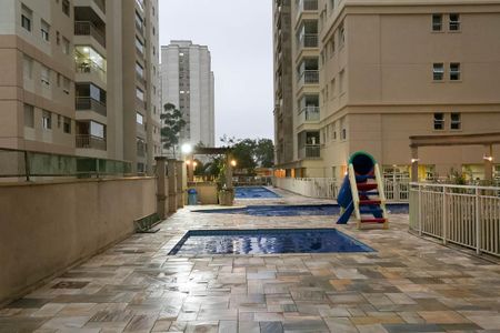 Apartamento à venda com 198m², 3 quartos e 3 vagas Apartamento à venda com 198m², 3 quartos e 3 vagasÁrea comum - Piscina