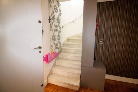 Escada de casa para alugar com 2 quartos, 180m² em Brooklin, São Paulo