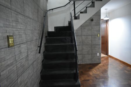 Casa à venda com 150m², 3 quartos e 2 vagasEscada