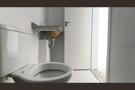 Banheiro de kitnet/studio para alugar com 1 quarto, 26m² em Liberdade, São Paulo