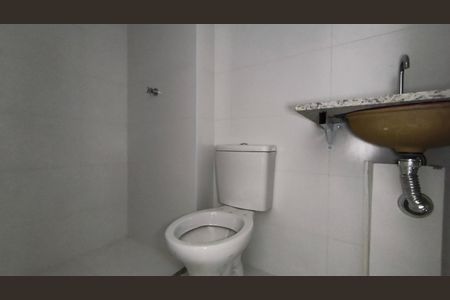 Banheiro de kitnet/studio para alugar com 1 quarto, 26m² em Liberdade, São Paulo