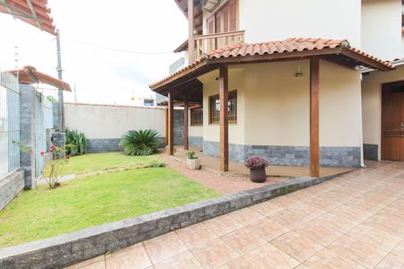 Casa à venda com 200m², 3 quartos e 3 vagas Casa à venda com 200m², 3 quartos e 3 vagasÁrea externa