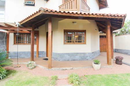 Área externa de casa à venda com 3 quartos, 200m² em Igara, Canoas
