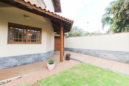 Área externa de casa à venda com 3 quartos, 200m² em Igara, Canoas