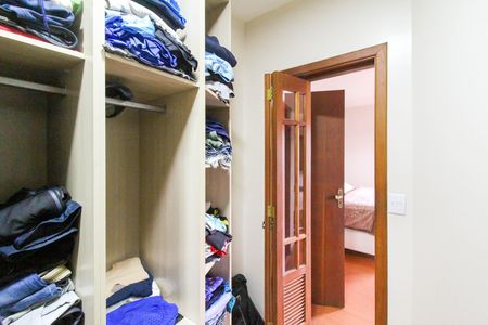 Casa à venda com 200m², 3 quartos e 3 vagas Casa à venda com 200m², 3 quartos e 3 vagasSuíte